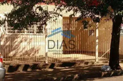 Jardim brasil casa com três dormitórios e quintal amplo 300m