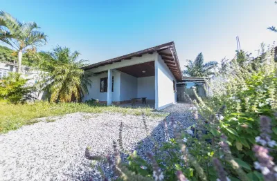 Casa aconchegante 2 dormitórios, 240m2 de terreno no rio tavares em florianópolis