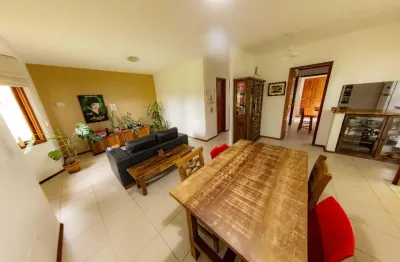 Casa em amplo jardim gramado a 500m da praia do campeche em florianópolis