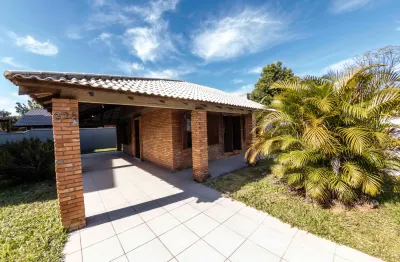 Casa em amplo terreno a 1km da praia, no campeche , em florianópolis!