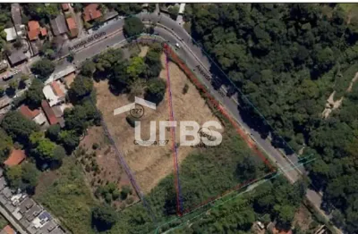 Terreno de esquina com diversas possibilidades comerciais.