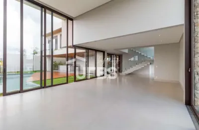 O jardins frança é um condomínio de alto padrão, que tem uma integração com uma mata nativa e terá uma grande área comercial em frente, proporcionando muita conveniência. um sobrado de esquina com  04