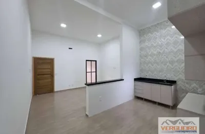 Casa 3 quartos (1 suíte), armários planejados, jardim satélite