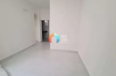 Sala e quarto original à venda no catete, todo reformado, varanda, porcelanato, trifásico, rio de j