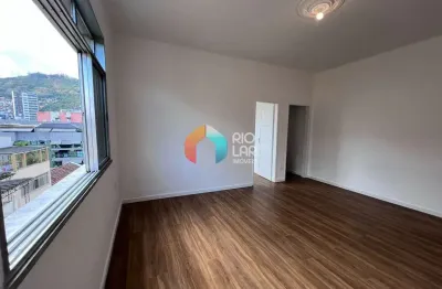 Apartamento reformado 3 qts à venda na tijuca com 2 vagas de garagem.