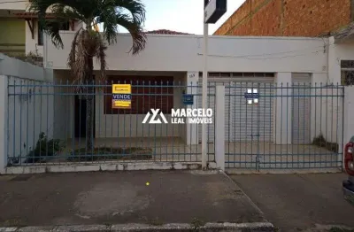 Casa comercial a venda em bom estado de conservação construída em terreno de 361