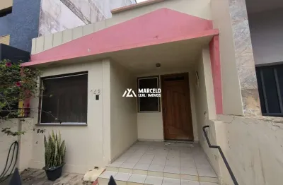 Alugo casa mobiliada de 2/4 com quintal, porém sem garagem na região central da