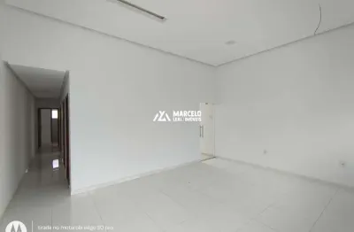 Vendo excelente casa 3 quartos sendo 1 suíte, sala e cozinha com pé direito alto