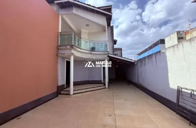 Alugo casa de 5/4 sendo 02 suítes com 03 salas e 03 vagas de uso mixto residenci