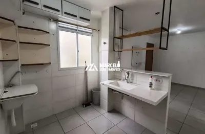 Alugo apto térro de 2/4, cozinha com planejados e sala com painel, na região cen