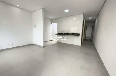 Vendo casa com 2 quartos sendo 1 suíte, com vaga de garagem na avenida principal