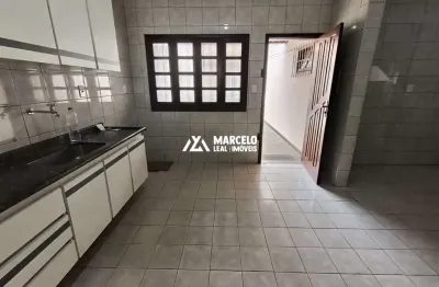 Alugo casa espaçosa com 4/4 (1 suíte) a 3 minutos do atacarejo da av. olivia flo