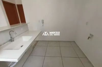Alugo apartamento padrão de 2/4 no térreo c/ quintal, em condomínio fechado com