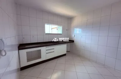 Alugo apto de 2/4 sem suíte no 1º andar com sacada e 01 vaga de garagem no bairr