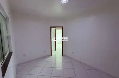 Alugo apto de 1/4 sem suíte no 1º andar com sacada e sem vaga de garagem no bair