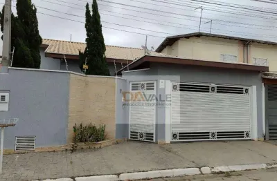 Linda casa com 3 dormitórios sendo uma suíte, no village das flores.