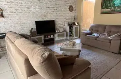Linda casa com 3 dormitórios e amplo espaço de lazer no village das flores.