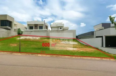 Maravilhoso terreno de 600 m² na parte alta do terras do vale.