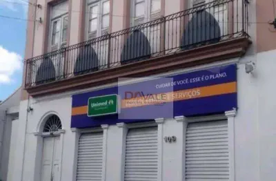 Casarão estilo colonial, localizado em rua de muitos comércios no centro de guaratinguetá.