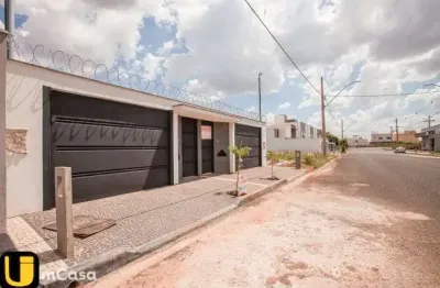 Casa com 3 quartos, suíte, sala ampla, cozinha americana, quintal, 2 vagas no bairro vida nova em uberlândia