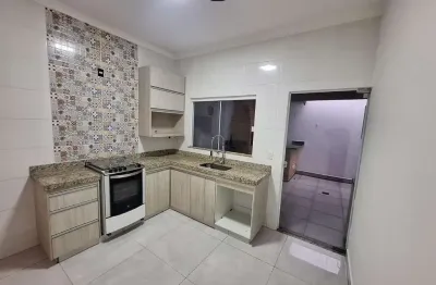 Casa à venda em uberlândia-mg, no jardim europa: 2 quartos, 1 suíte, 2 salas, 2 banheiros, 2 vagas, 125m². venha conferir!