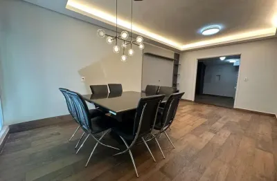 Casa à venda por 750mil: 3 quartos, 1 suíte, armários planejados, piscina, churrasqueira, 2 vagas no bairro cidade jardim em uberlândia/mg