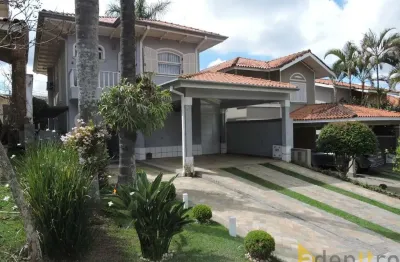 Linda casa com 3 suítes e edícula com 1 suíte e área de churrasco e forno de pizza, condomínio clube com ampla área de lazer e muito verde