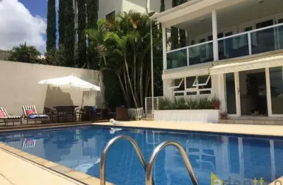 Excelente casa no condomínio colinas ibiúna a venda, na rua mais tranquila, 3 suítes, sala de jogos e gourmet, piscina, 2 vagas internas