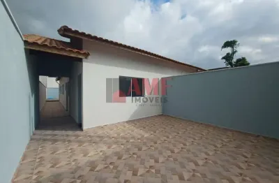 Casa com piscina à 700 metros da praia do suarão em itanhaém