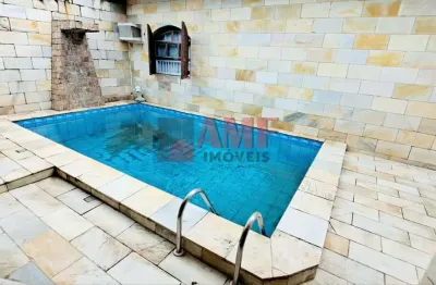 Casa com piscina à 50 metros da praia do centro de itanhaém