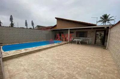 Casa de esquina, 100 metros do mar, mobiliado, com piscina e área gourmet.