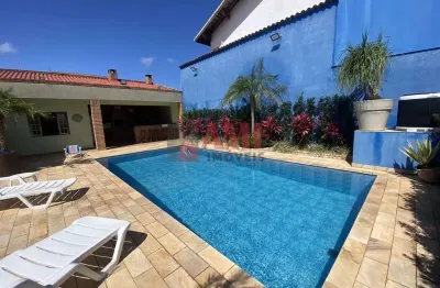 Casa encantadora de alto padrão com piscina, edícula completa e a 400m do mar