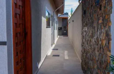 Casa isolada à venda no canto do forte | 2 quartos + piscina