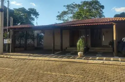 Casa cond fechado. 3/4 sendo 1 suite, 2 vagas de garagem, churrasqueia.