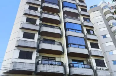Apartamento com quatro quartos sendo 02 suítes 05 bwc localizado no centro de florianópolis sc.