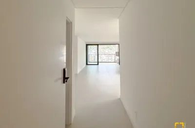 Apartamento com 03 quartos sendo 01 suíte 02 bwc localizado no centro de florianópolis sc.