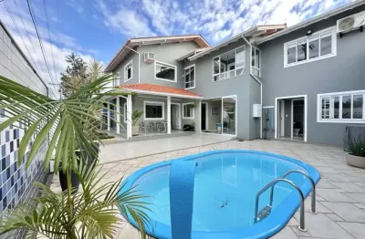 Ampla casa com 4 dormitórios com piscina no novo estreito - florianópolis