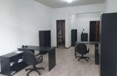 Sala comercial para alugar na Rua Cândido de Leão, 45, Centro, Curitiba por R$ 650