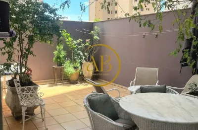 Apartamento amplo e com área externa privativa na melhor localização da cidade.