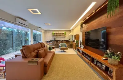 Linda casa totalmente reformada com muito bom gosto