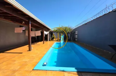 Linda casa totalmente térrea com piscina e área de lazer com churrasqueira