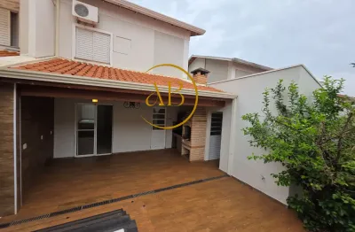 Linda casa em condomínio fechado com muita tranquilidade na vila do golf