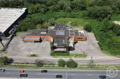 Loja ampla e estratégica, em florianópolis, com ampla área de estacionamento