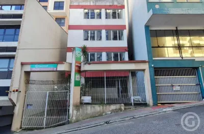 Prédio comercial para alugar no coração de florianópolis com amplo espaço e estacionamento