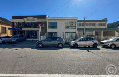 Imóvel comercial no centro de florianópolis: espaçoso e estratégico