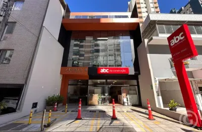 Studio mobiliado para alugar, a uma quadra da avenida beira-mar norte