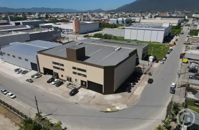 Galpão estratégico com ampla capacidade de carga em palhoça