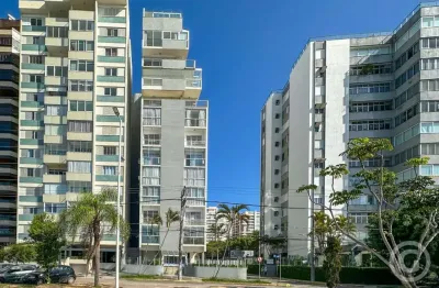 Apartamento semimobiliado com três dormitórios na beira-mar norte