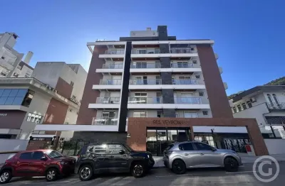 Apartamento semimobiliado com vaga de garagem no centro de florianópolis