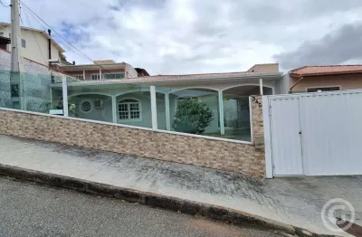 Residência espaçosa com terraço vista mar no centro de são josé